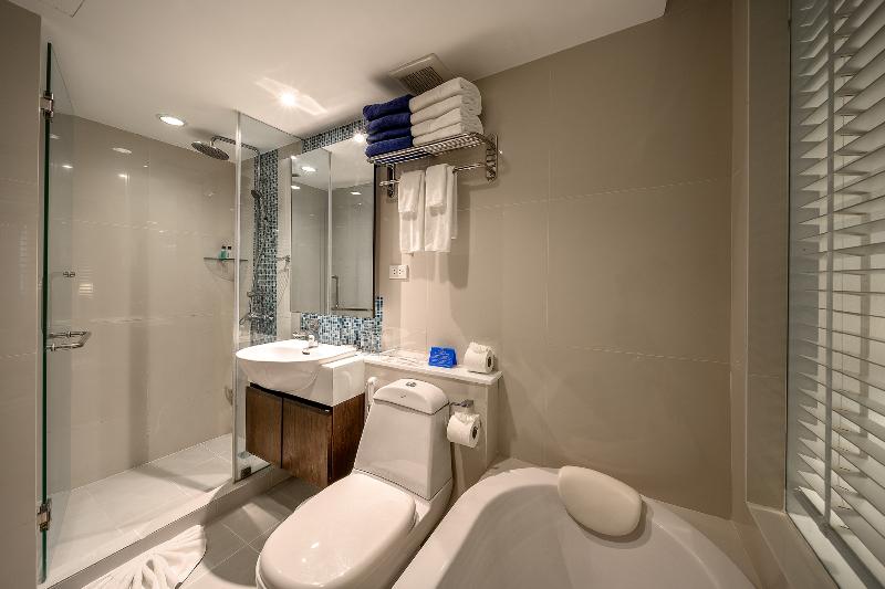 디럭스 룸 바다 전망, Andaman Beach Suites Hotel, Patong Phuket