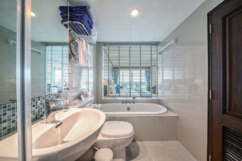 디럭스 룸 바다 전망, Andaman Beach Suites Hotel, Patong Phuket