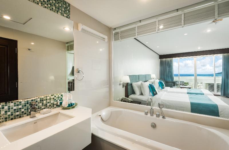 디럭스 룸 바다 전망, Andaman Beach Suites Hotel, Patong Phuket