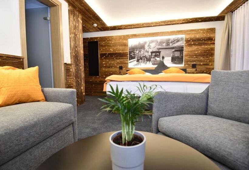 جناح جونيور, Elite