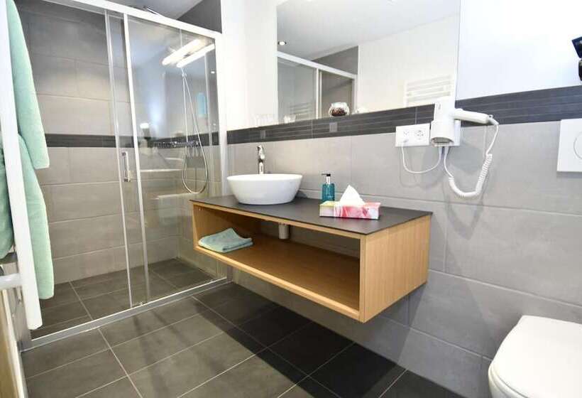 جناح جونيور, Elite