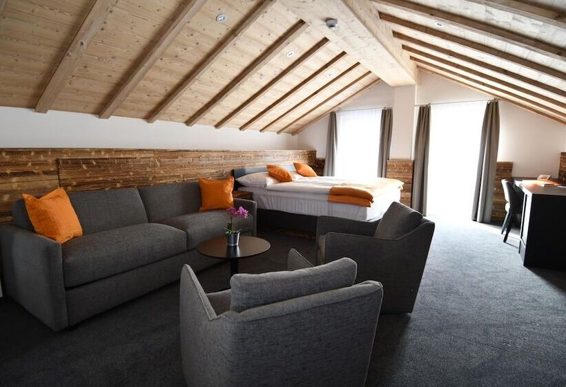 جناح جونيور, Elite