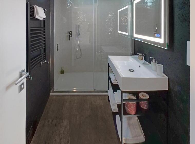 חדר דלוקס לשלושה, Europa Monetti