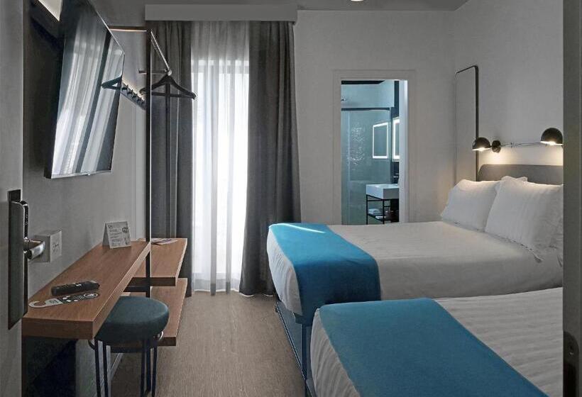 חדר דלוקס לשלושה, Europa Monetti