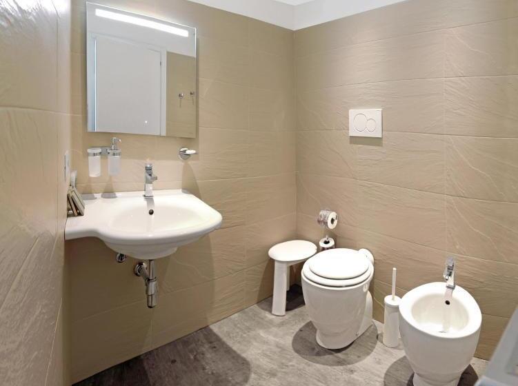 סוויטה משפחתית, Europa Monetti