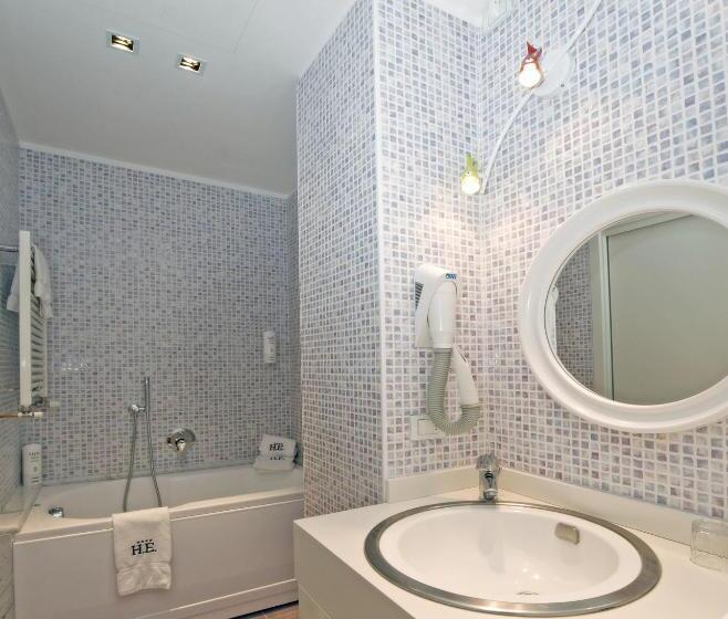 סוויטה משפחתית, Europa Monetti