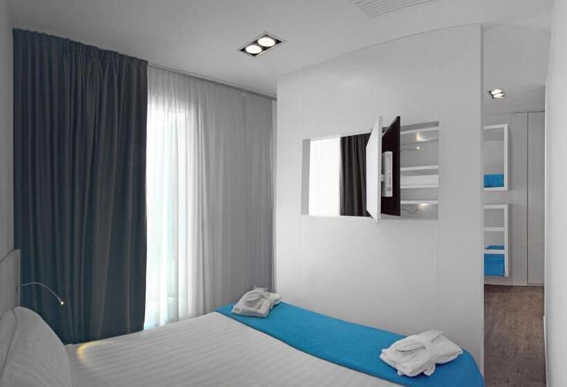 חדר משפחתי, Europa Monetti