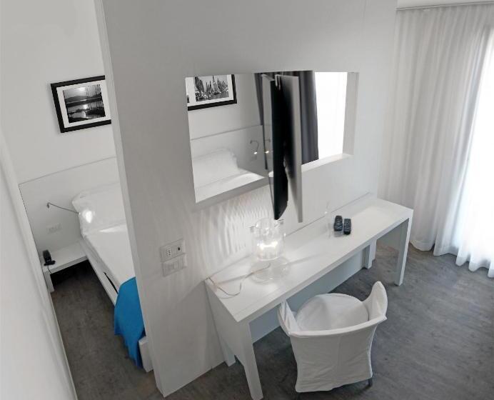 חדר משפחתי, Europa Monetti