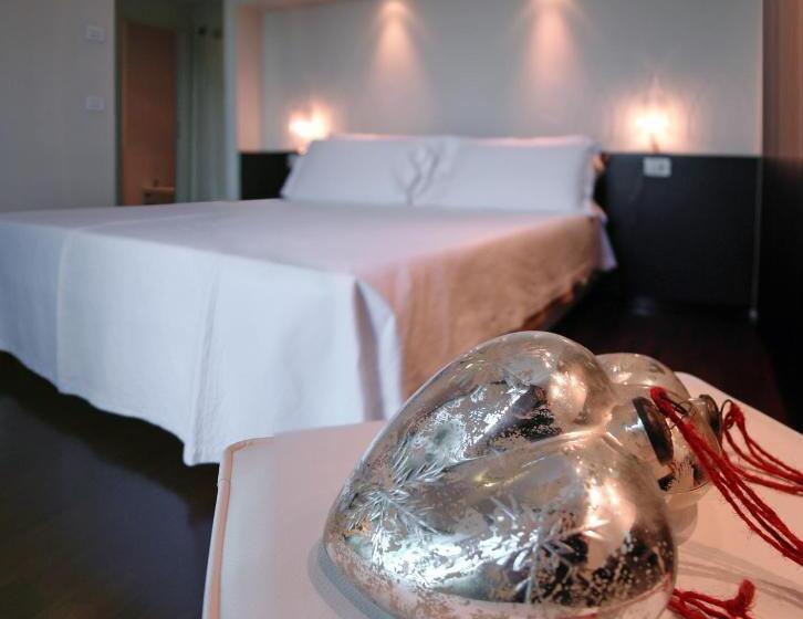 חדר סופריור, Europa Monetti