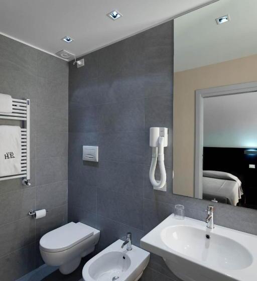 חדר קומפורט לשלושה, Europa Monetti