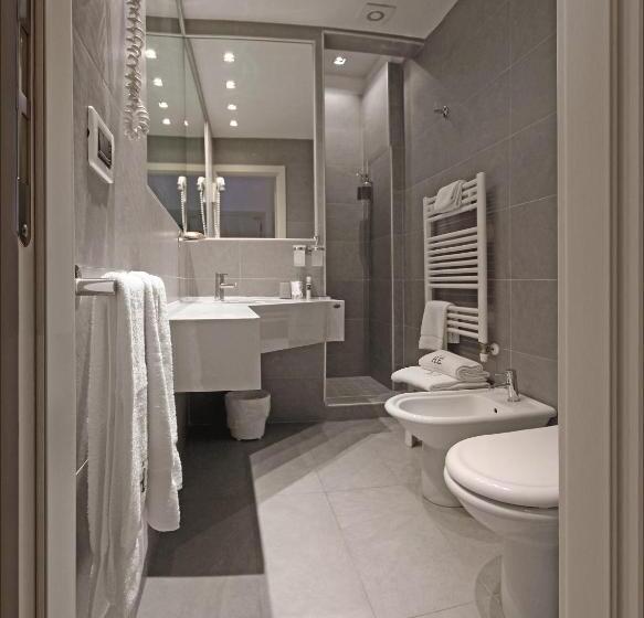 חדר קומפורט לשלושה, Europa Monetti