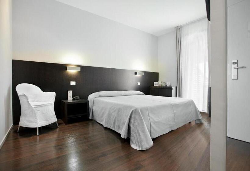 חדר קומפורט לשלושה, Europa Monetti