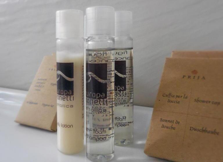 חדר קומפורט לשלושה, Europa Monetti