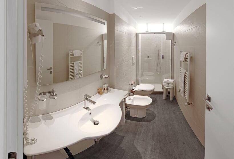 חדר משפחתי, Europa Monetti