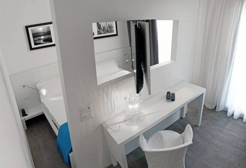 חדר משפחתי, Europa Monetti