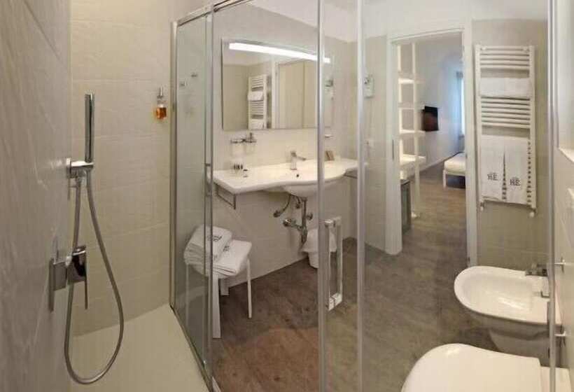 סוויטה משפחתית, Europa Monetti