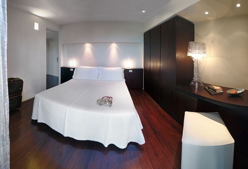 סוויטת ג'וניור, Europa Monetti