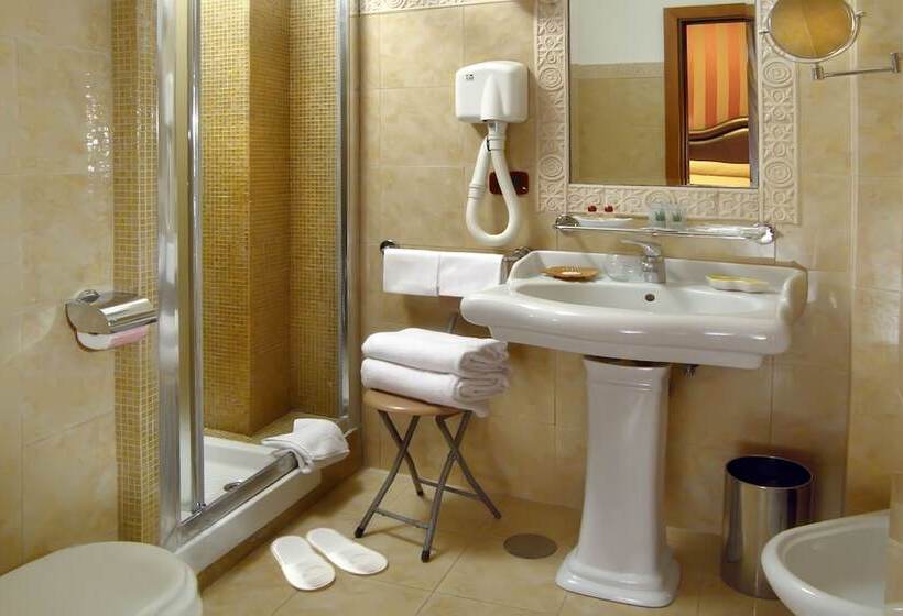 חדר סטנדרט לשלושה, Forte