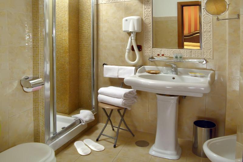 חדר סטנדרט לשלושה, Forte