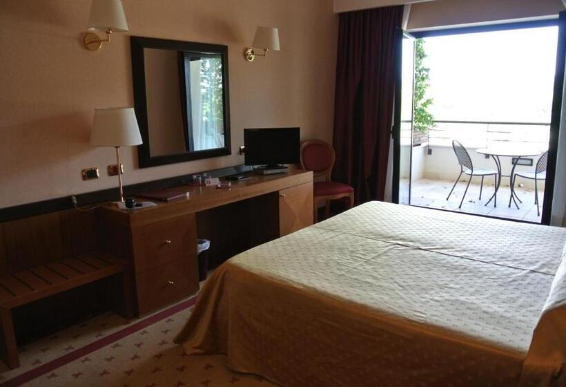 غرفة سوبيريور مزودة بشرفة, Grand Hotel La Chiusa Di Chietri