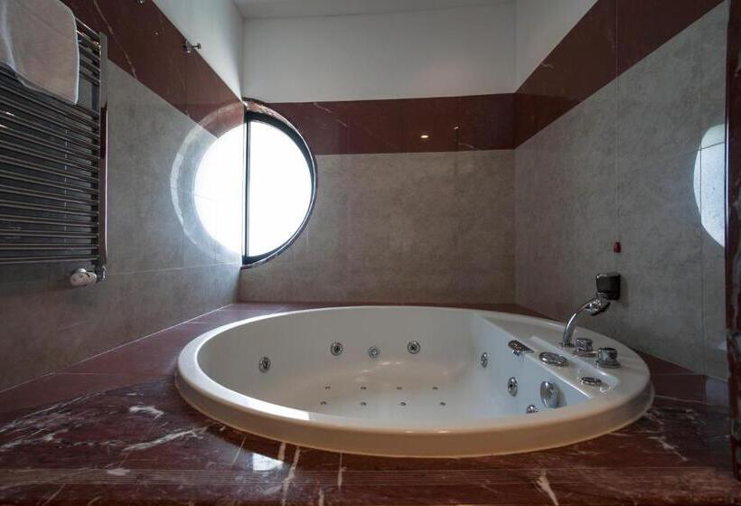 جناح جونيور ديلوكس, Grand Hotel La Chiusa Di Chietri