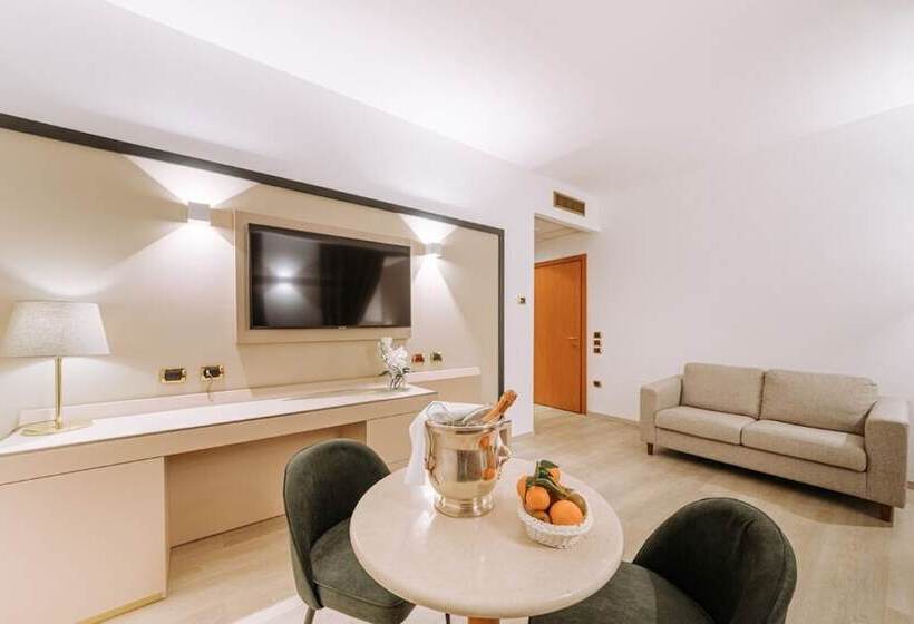 جناح جونيور ديلوكس, Grand Hotel La Chiusa Di Chietri