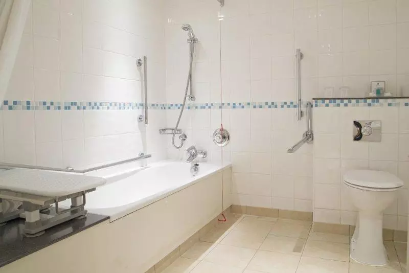 身障者適用スタンダードルーム, Holiday Inn Guildford, An Ihg