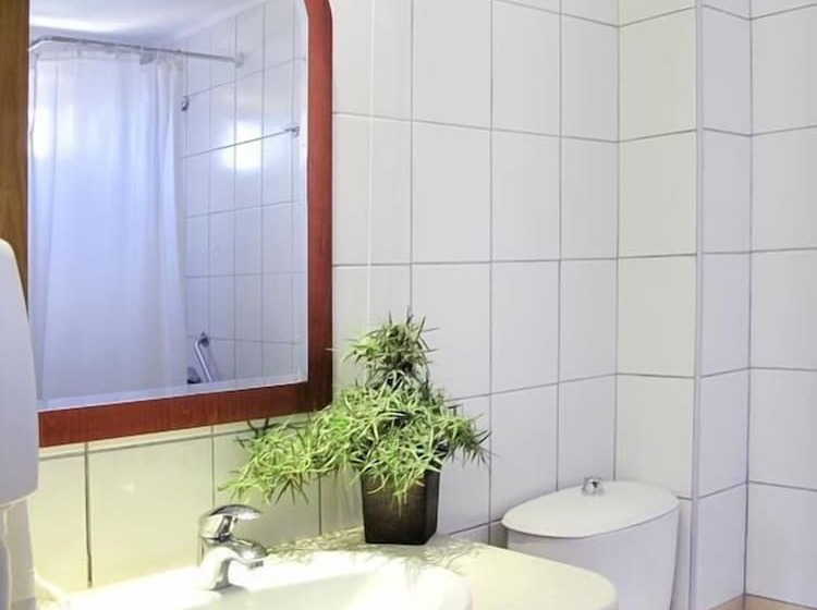 Family Suite, Lesse