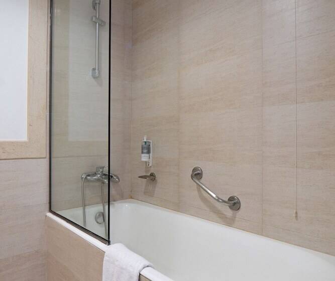 غرفة عائلية, Louis Ionian Sun