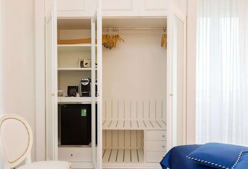 غرفة قياسية مزوَّدة بشُرفة إطلالة جانبية علي البحر, President