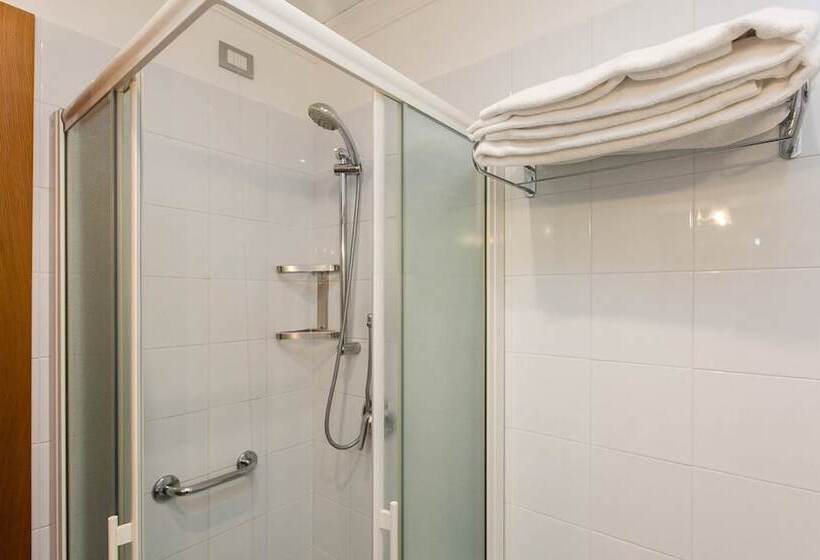 غرفة قياسية مطلّة علي البحر, President