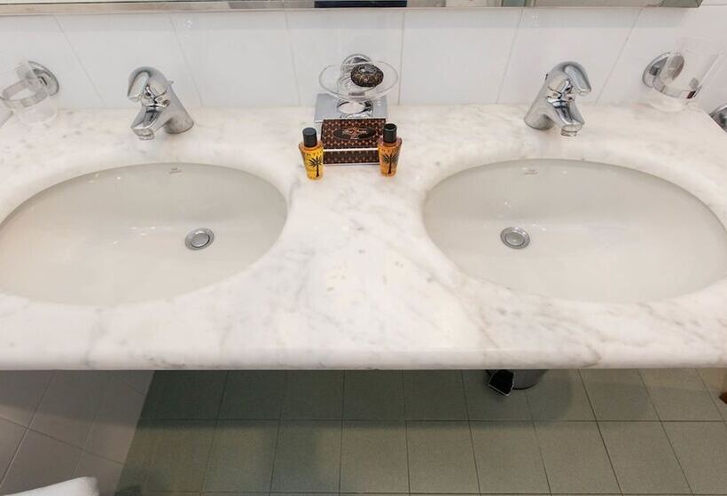 غرفة قياسية مطلّة علي البحر, President