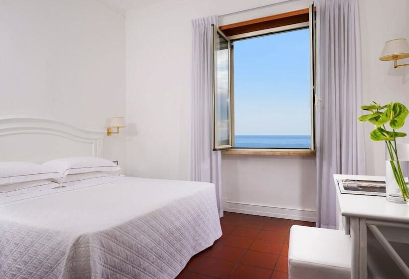 غرفة قياسية مطلّة علي البحر, President