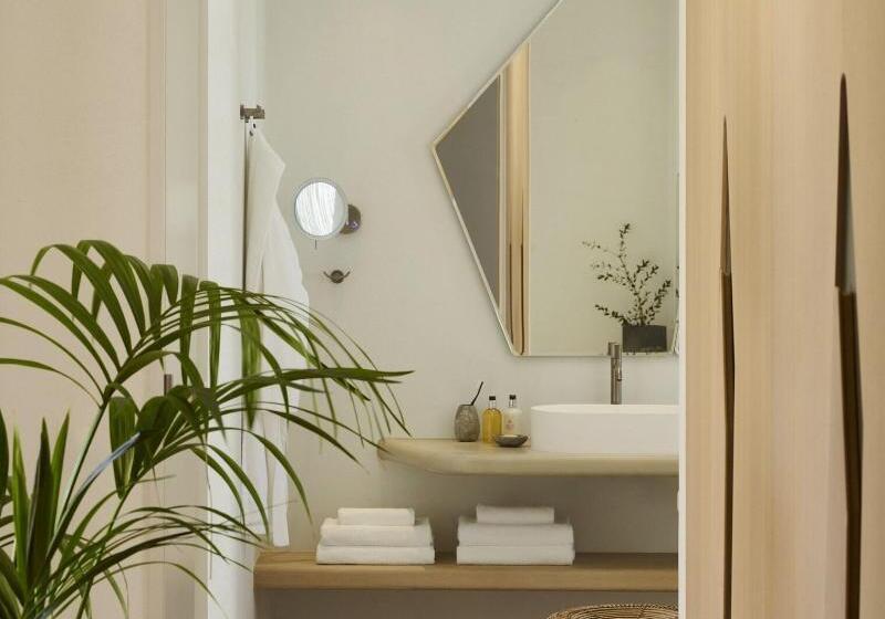 غرفة قياسية مطلّة علي البحر, President