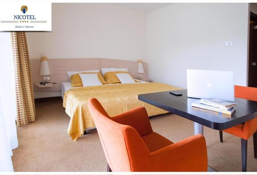 스탠다드 트리플 룸, Nicotel Pineto