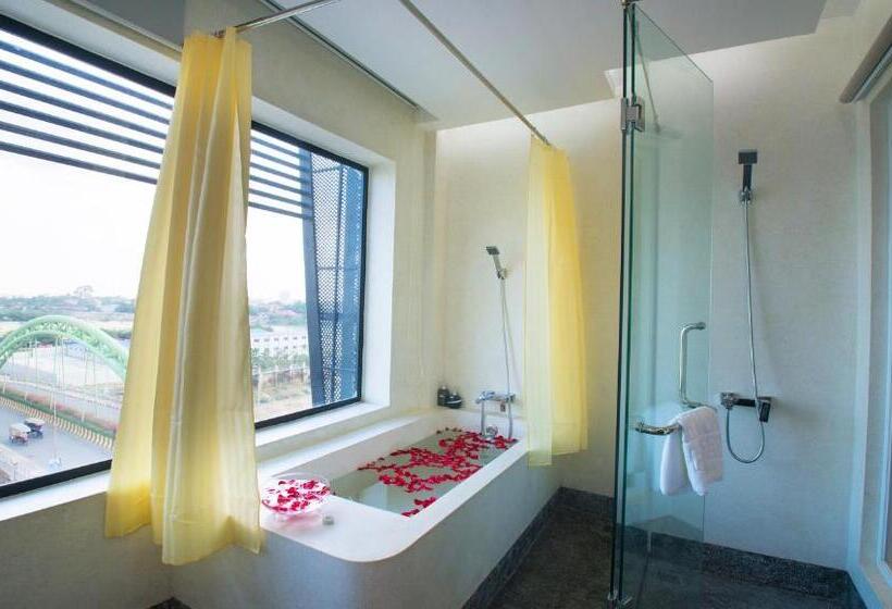 Deluxe room with river view, Almond Hotel Bassac River