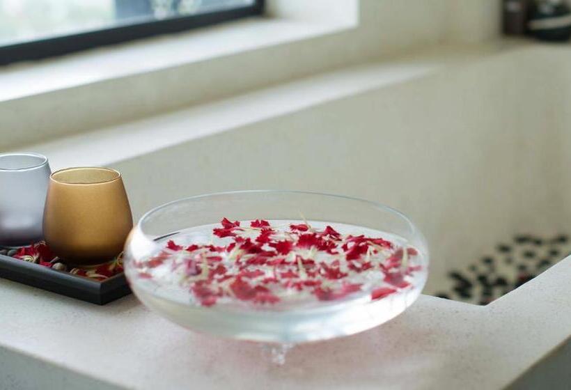 اتاق لوکس با چشم‌انداز باغ, Almond Hotel Bassac River