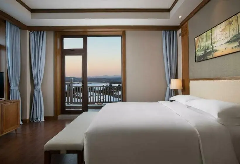 キングサイズベッドのスタンダードルーム, Swissôtel Resort Changbaishan