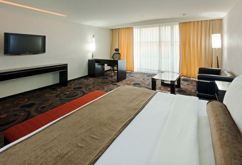 جناح جونيور, Crowne Plaza Toluca   Lancaster, An Ihg