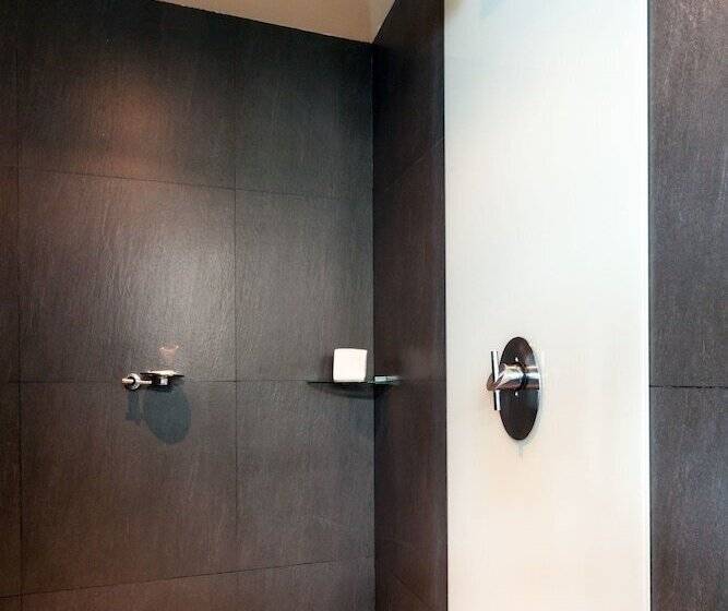 جناح جونيور, Crowne Plaza Toluca   Lancaster, An Ihg