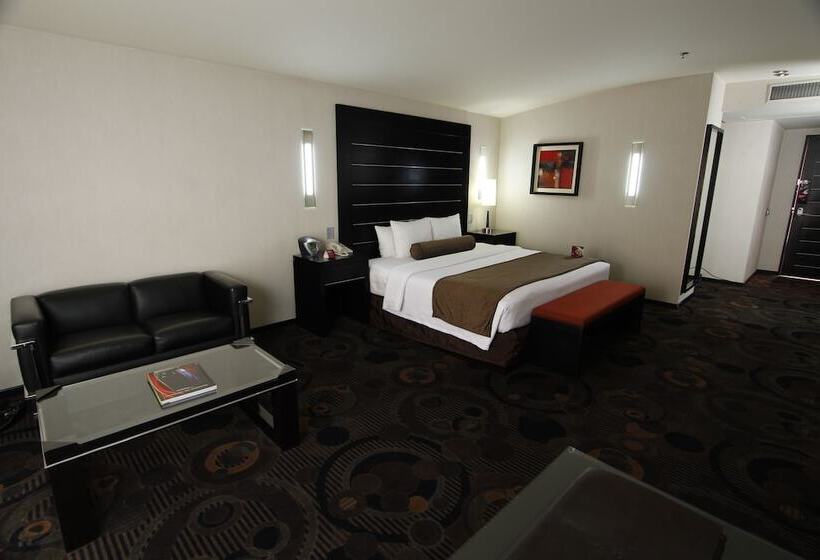 جناح جونيور, Crowne Plaza Toluca   Lancaster, An Ihg