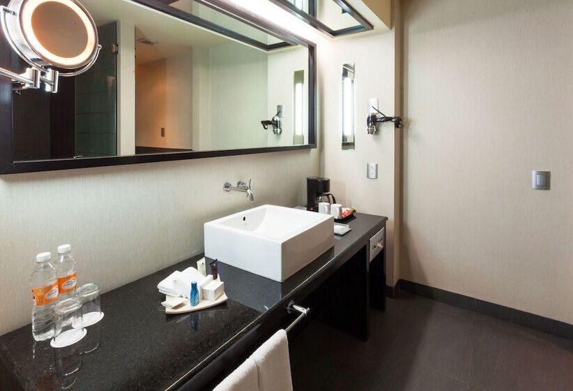 جناح جونيور, Crowne Plaza Toluca   Lancaster, An Ihg