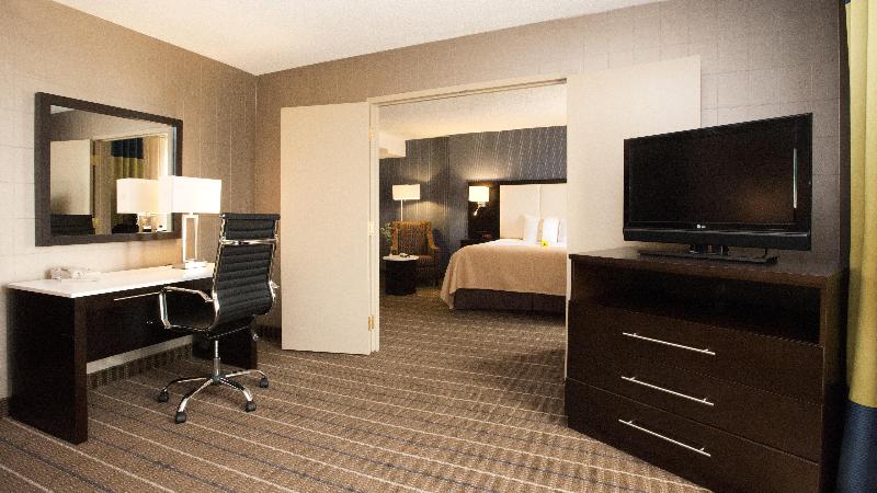 キングサイズベッドのスイートルーム, Holiday Inn & Suites Mississauga West   Meadowvale, An Ihg