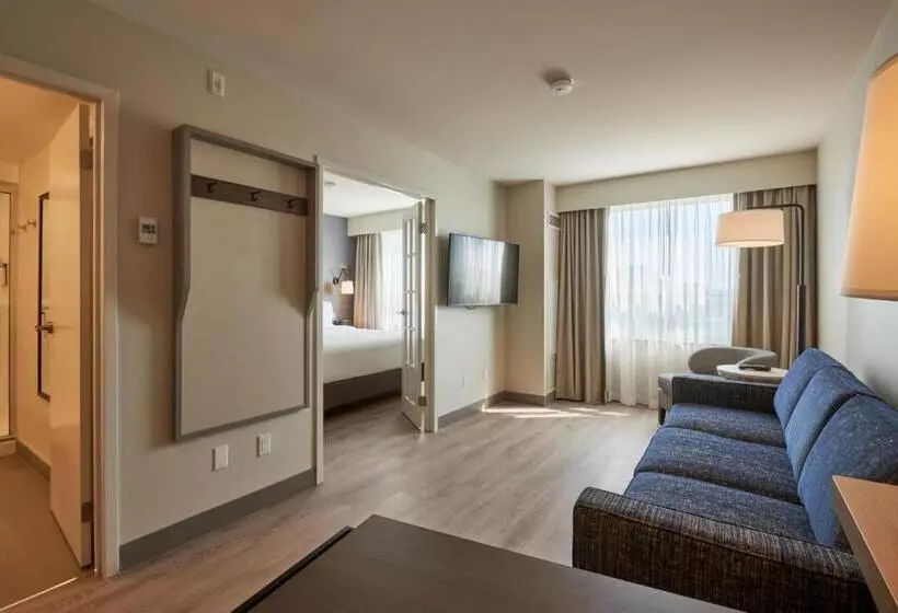 キングサイズベッドのスイートルーム, Holiday Inn & Suites Ottawa Kanata, An Ihg