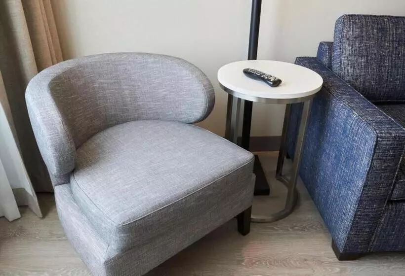 キングサイズベッドのスイートルーム, Holiday Inn & Suites Ottawa Kanata, An Ihg