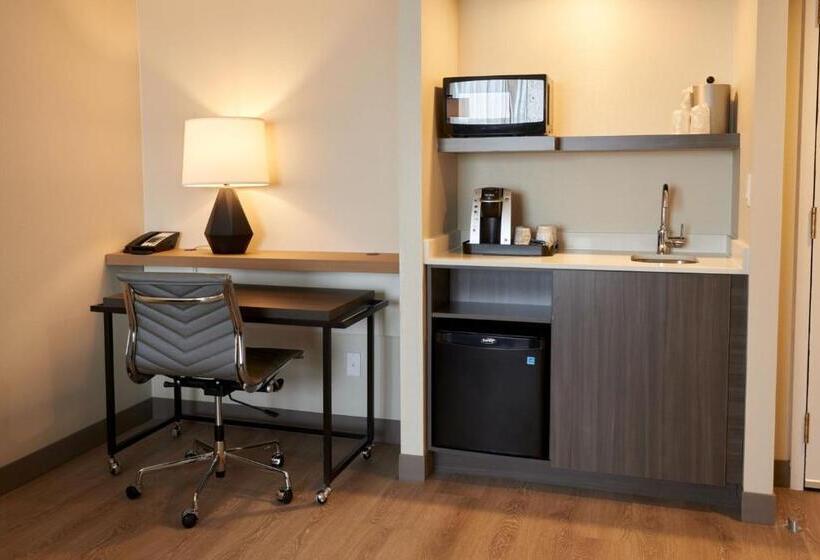 带大床的套房, Holiday Inn & Suites Ottawa Kanata, An Ihg