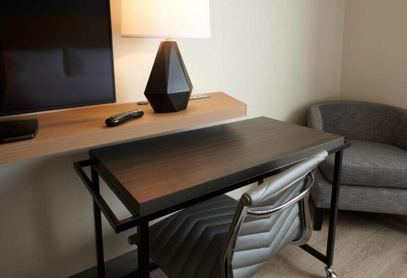 适合残疾人士使用的带超级大床的标准间, Holiday Inn & Suites Ottawa Kanata, An Ihg