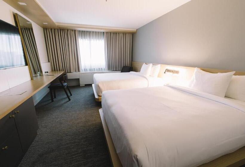 اتاق استاندارد چهار تخته, Inn At The Forks
