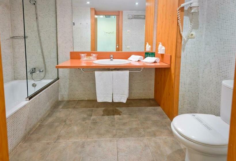 غرفة عائلية مطلّة علي الحديقة, Vilar Rural De Sant Hilari Sacalm By Serhs Hotels