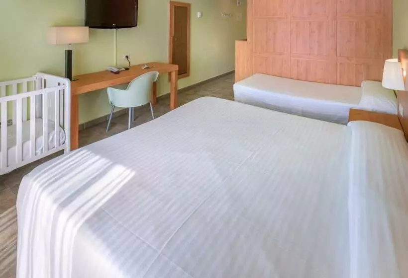 スタンダードトリプルルーム, Vilar Rural De Sant Hilari Sacalm By Serhs Hotels